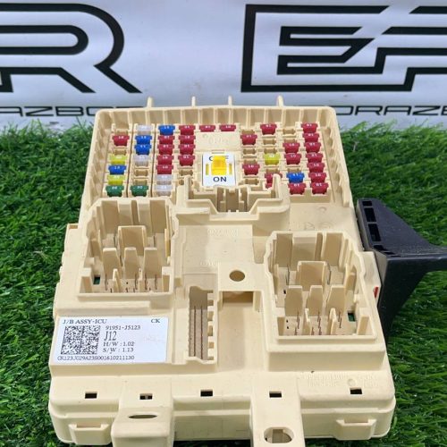 Блок предохранителей салонный Kia Stinger