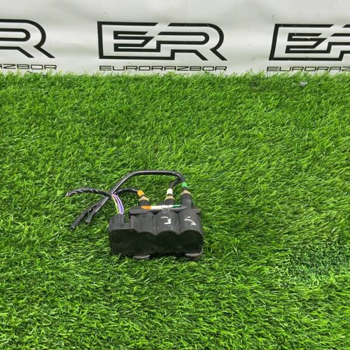 Блок клапанов передней пневмоподвески Land Rover R
