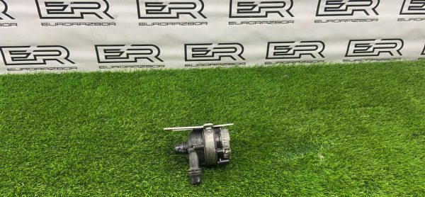 Насос системы охлаждения на Mercedes Benz GL