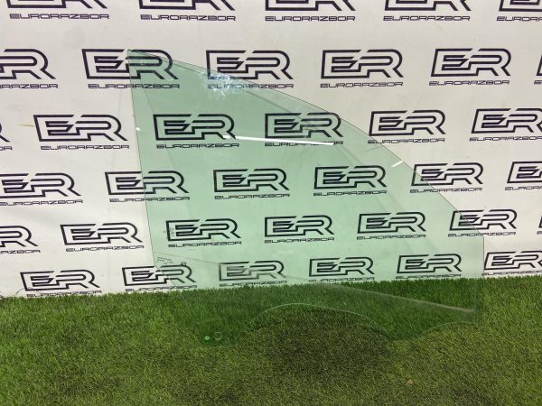 Стекло двери переднее правое Audi Q8