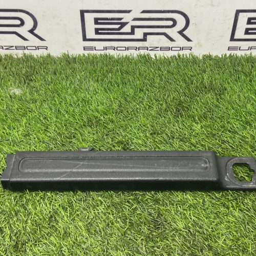 Накладка багажника задняя левая Land Rover Disсоvеry L462