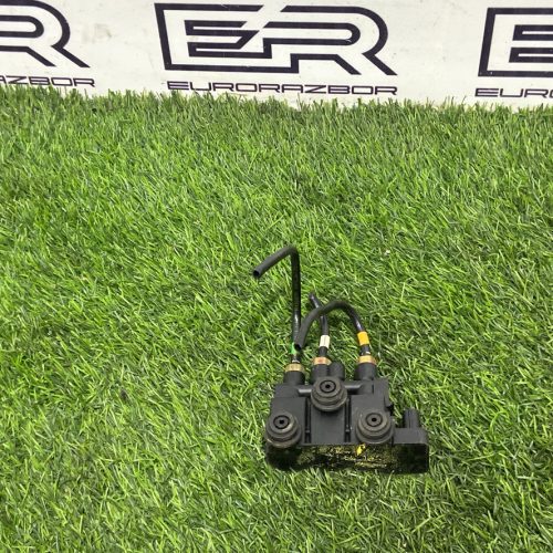Блок клапанов передней пневмоподвески Land Rover R