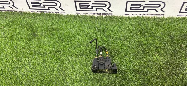 Блок клапанов передней пневмоподвески Land Rover R