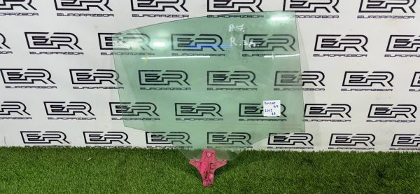 Стеклo двеpи задней правой Volksvagen Passat B7 2012 г.