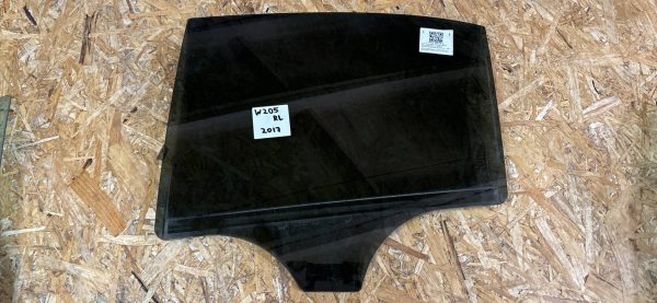 Стекло двери задней правой Mercedes W205 2017г.