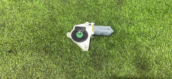 Моторчик стеклоподъёмника задний Mercedes C238