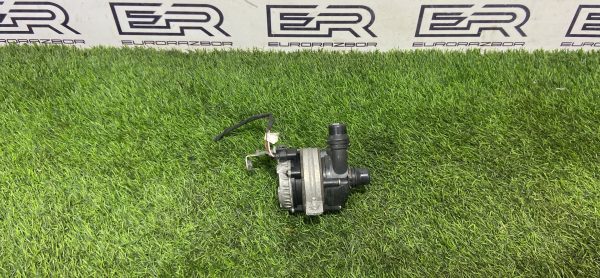 Водяная помпа Mercedes Benz C W205 (2014 2018)