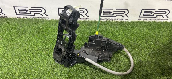 Замок двери передней правой Mercedes W205