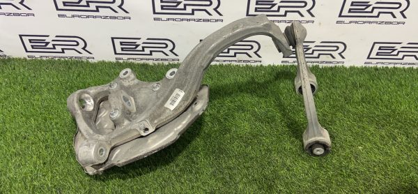 Кулак поворотный передний левый Mercedes W205