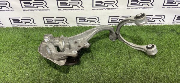 Кулак поворотный передний правый Mercedes W205