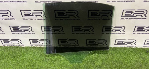 Стекло двери задней правой Mercedes W205