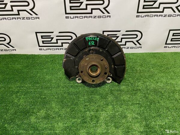 Кулак передний правый Volkswagen Passat B6