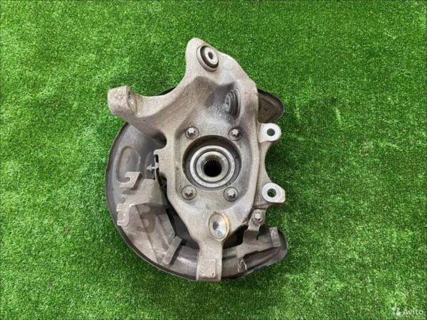 Кулак задний левый Mercedes Benz C W205