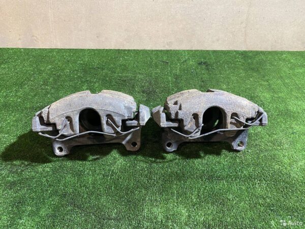 Суппорт тормозной передний Volkswagen Passat B7