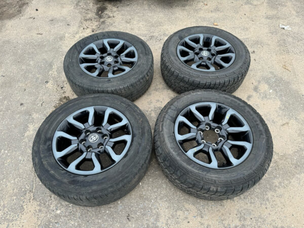 Комплект оригинальных колес (R18) Toyota Hilux