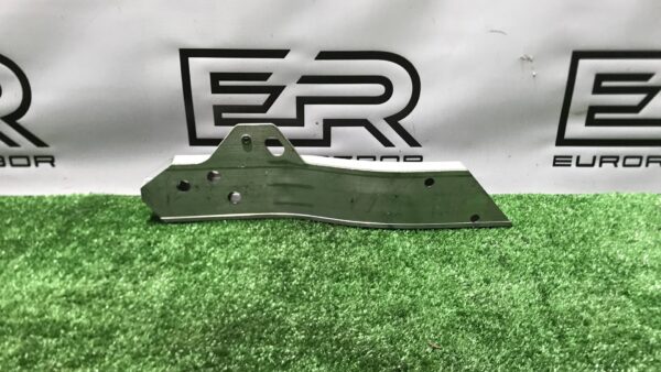 Крепление фары (кронштейн фары) правой