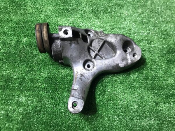 Кронштейн компрессора кондиционера Skoda Octavia