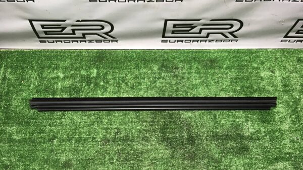 Уплотнитель стекла двери передний левый