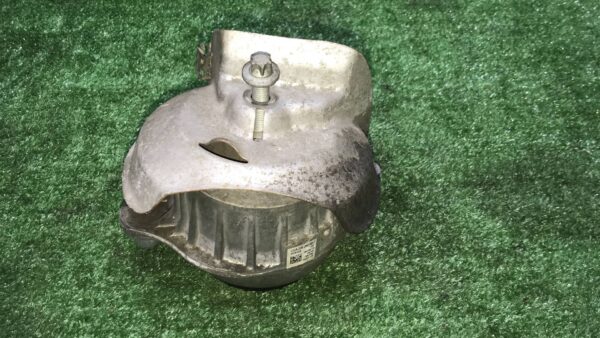 Подушка крепления двигателя левая Mercedes Benz C