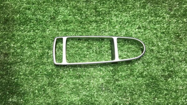 Декоративная накладка двери Mercedes Benz C W205