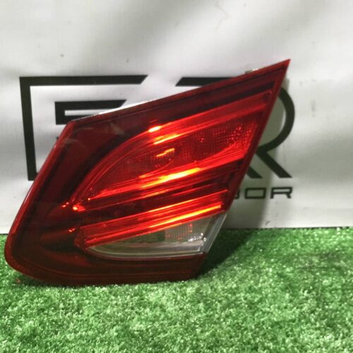 Фонарь крышки багажника правый Mercedes Benz C