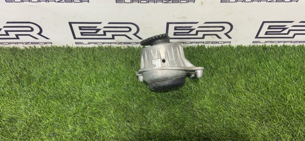 Подушка двигателя левая Mercedes W205 A2052406617