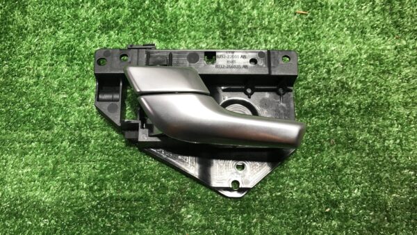 Ручка внутренняя двери передней левой Land Rover