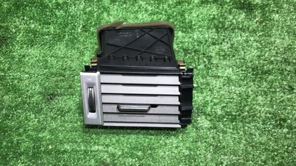 Дефлектор обдува салона левый Land Rover рест.