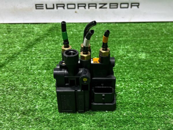 Блок клапанов пневмоподвески Land Rover