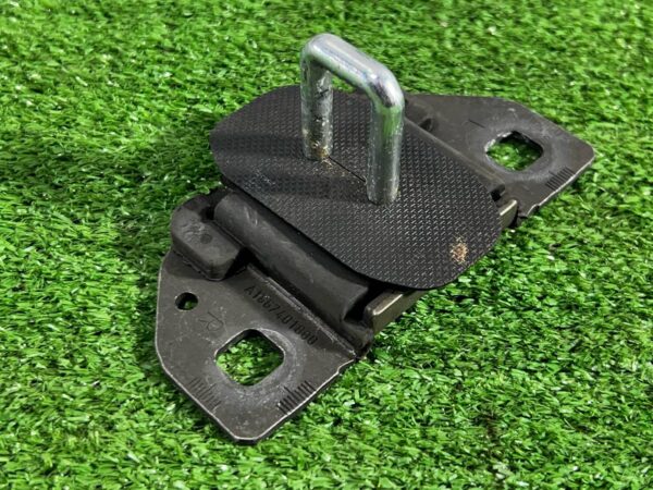 Ответная часть замка багажника Mercedes Benz C292