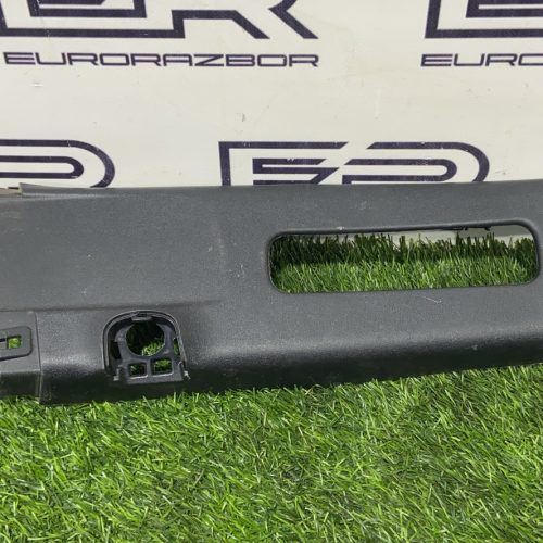 Обшивка центральной стойки правая Toyota Hilux 8 Рест