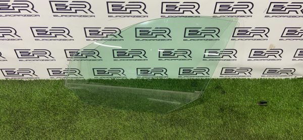 Стекло двери переднее левое Mercedes W212