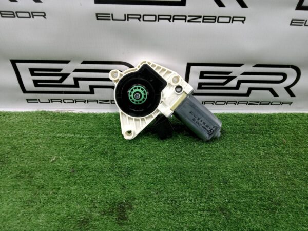 Моторчик стеклоподъемника левый Mercedes Benz