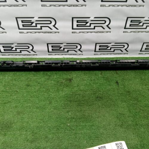 Кронштейн накладки порога правый Volvo XC90