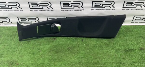 Обшивка центральной стойки Mercedes Benz