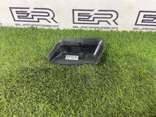 Накладка фонаря правая Audi Q8 4M