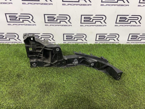 Кронштейн фары правой Audi Q8 4M