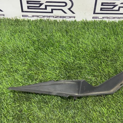 Молдинг лобового стекла Toyota Hilux 8 рест