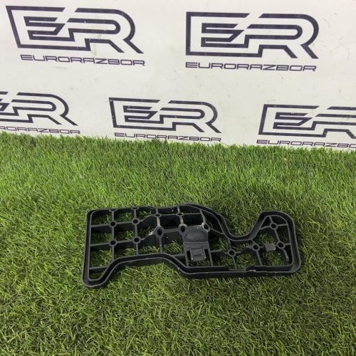 Опора напольного покрытия правая Audi Q8 4M