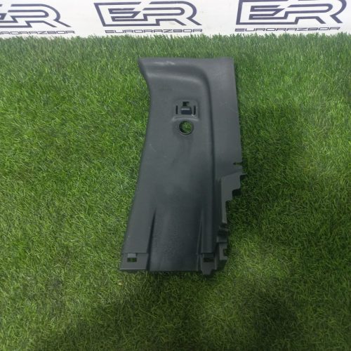 Обшивка стойки задняя правая Toyota Hilux 8 Рест