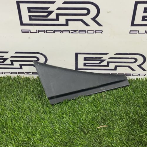 Накладка двери задней правой Toyota Hilux 8 Рест