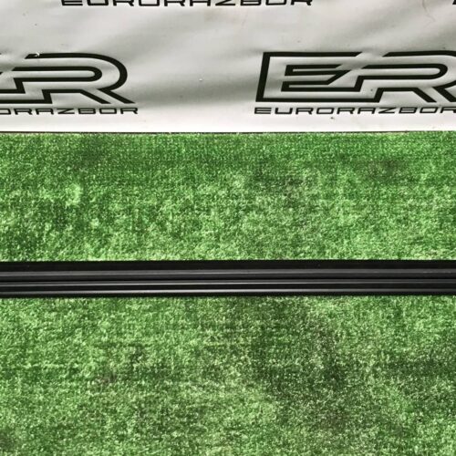 Уплотнитель стекла двери передний левый