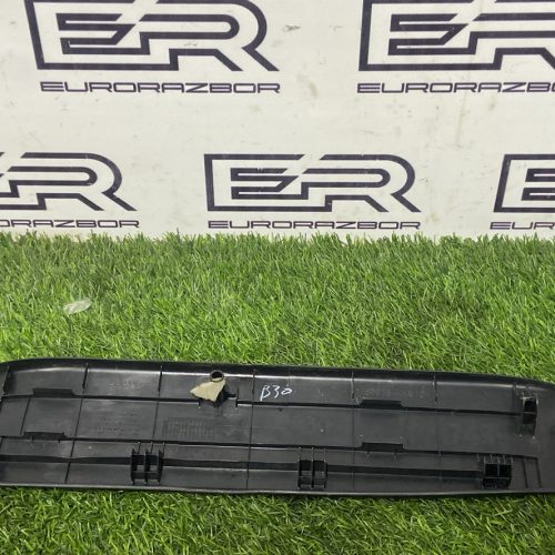 Накладка внутренняя на порог задняя левая Toyota Hilux 8 Рест