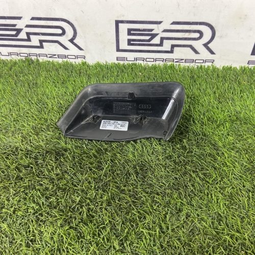 Накладка фонаря правая Audi Q8 4M