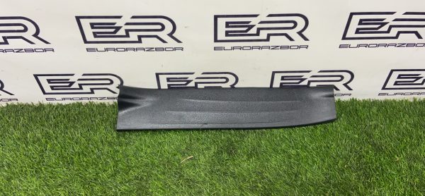 Накладка внутренняя на порог правая Toyota Hilux 8 Рест